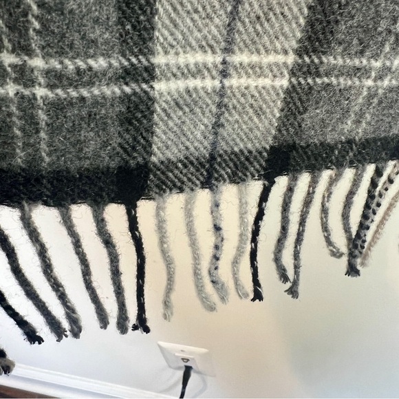 NEW Italian Woollen Treasures 100% Wool Scarf 11”x70” - Picture 2 of 7